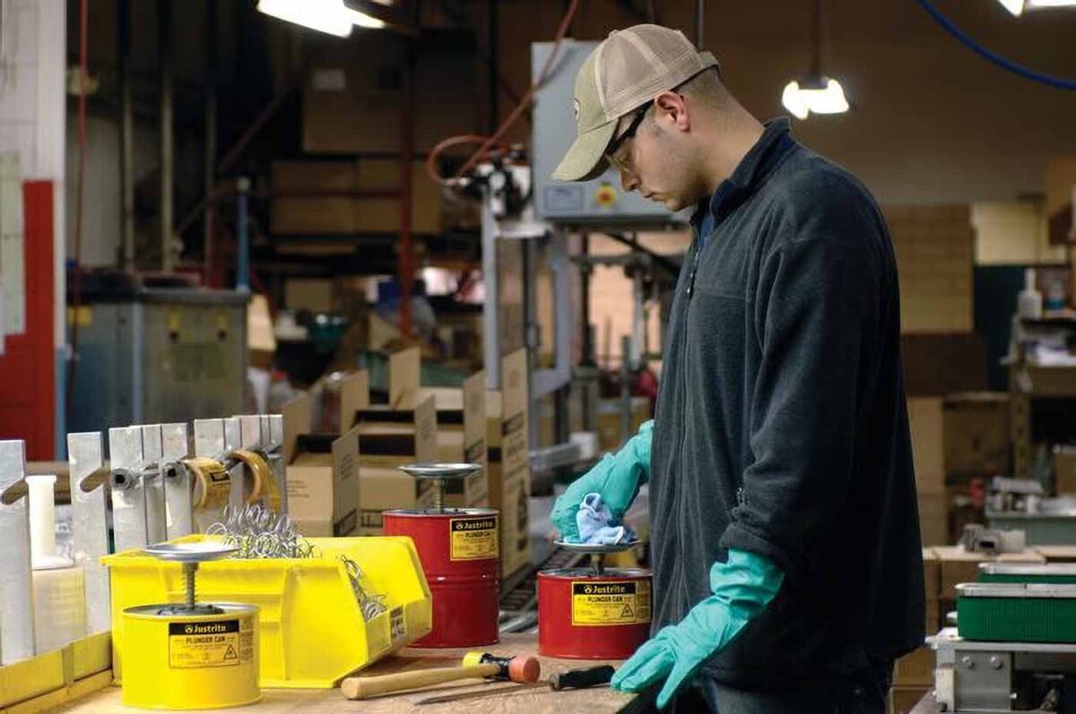 justrite 10208 0 5 galonluk celik pompali dokme kabi delikli tepsi ekrani alev tutucu islevi gorur kirmizi 2